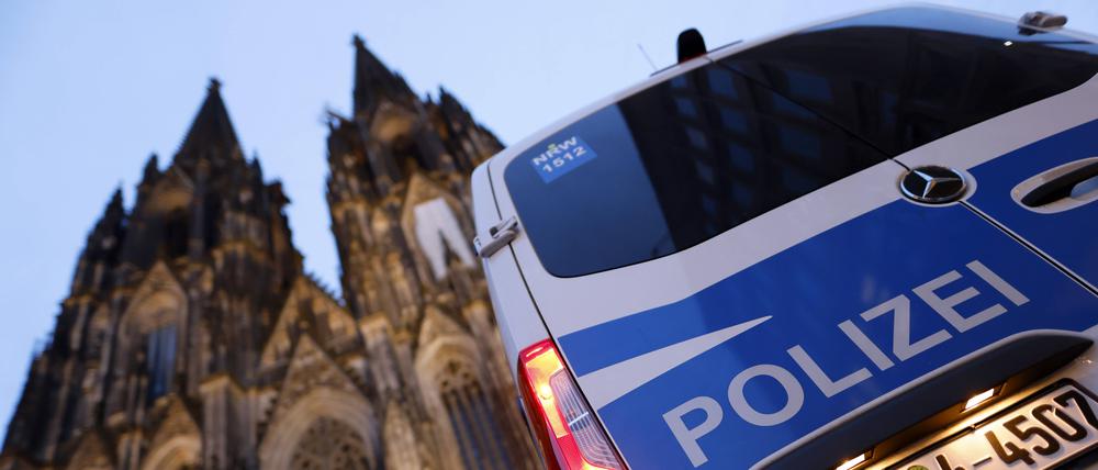 Rund um den Kölner Dom sind Polizisten zu sehen.