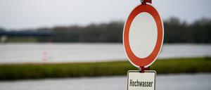 Wittenberge: Ein Verkehrsschild mit der Aufschrift ·Verbot für Fahrzeuge aller Art· mit dem Zusatz ·Hochwasser· steht am Ufer der Elbe. (Symbolbild)