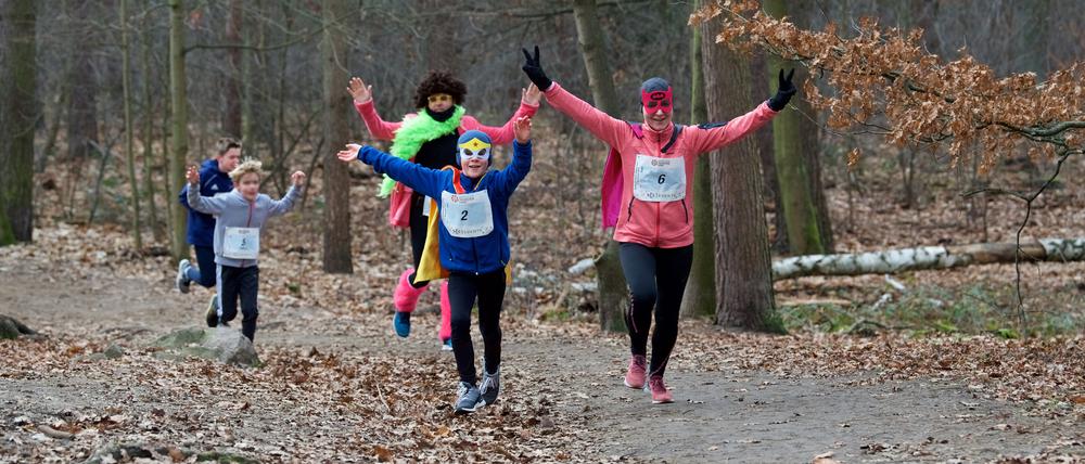 Am Berliner Silvesterlauf nehmen sowohl Erwachsene als auch Kinder teil.  