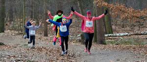 Am Berliner Silvesterlauf nehmen sowohl Erwachsene als auch Kinder teil.  