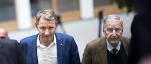 Alexander Gauland (re.) war von 2017 bis 2019 einer von zwei AfD-Bundessprechern, Björn Höcke (li.) ist seit 2014 Fraktionsvorsitzender des AfD-Landesverbands Thüringen.