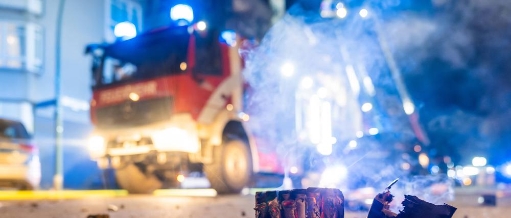 Nach den Krawallen in der Silvesternacht 2022/23 setzt die Berliner Feuerwehr einen stärkeren Fokus auf den Schutz der Einsatzkräfte.