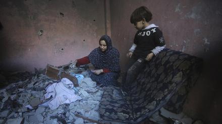 Palästinenser in Gaza bergen ihre Habseligkeiten nach einem israelischen Angriff. 