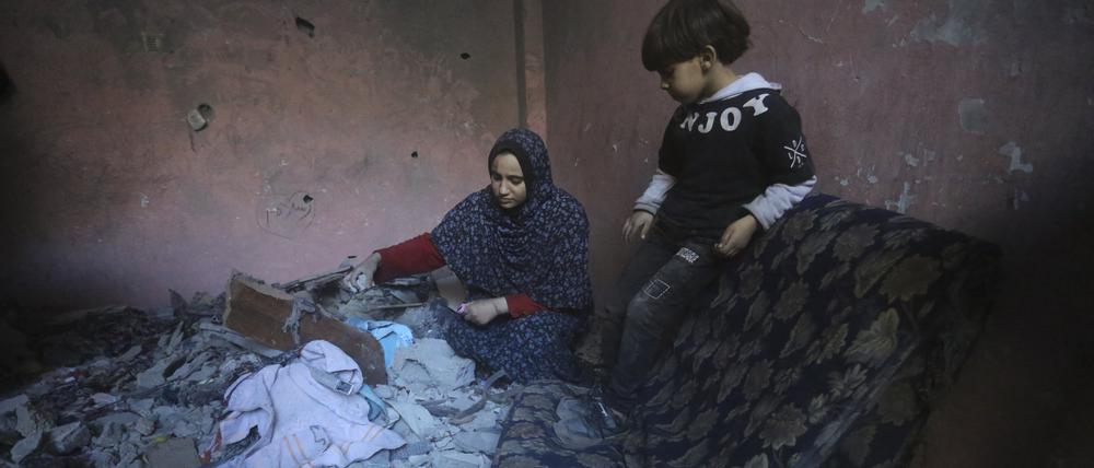  Palästinenser in Gaza bergen ihre Habseligkeiten nach einem israelischen Angriff. 