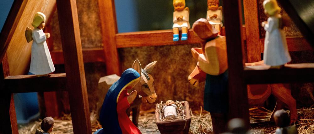 24.12.2023, Niedersachsen, Oldenburg: Eine Krippe mit dem Jesuskind steht bei einer Christvesper in der Lambertikirche im Stadtzentrum. Foto: Hauke-Christian Dittrich/dpa +++ dpa-Bildfunk +++