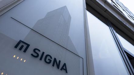 Das Logo des Immobilienunternehmens Signa ist an der Fassade der ehemaligen Signa-Deutschlandzentrale in Berlin angebracht: Es besteht der Anfangsverdacht der Insolvenzverschleppung.