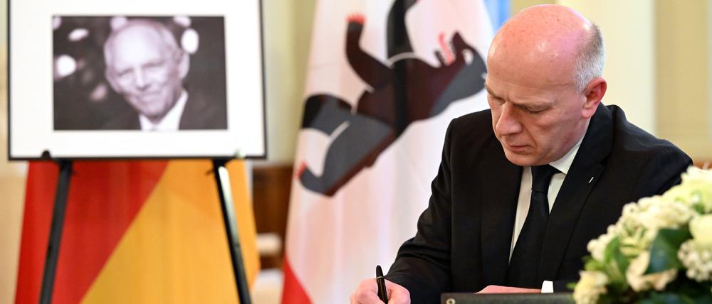 dpatopbilder - 28.12.2023, Berlin: Kai Wegner (CDU), Regierender Bürgermeister von Berlin, trägt sich im Roten Rathaus in das Kondolenzbuch zum Tod von Wolfgang Schäuble ein. Der ehemalige Bundestagspräsident und Ehrenbürger von Berlin starb am 26. Dezember 2023 im Alter von 81 Jahren. Foto: Soeren Stache/dpa