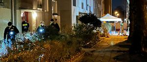 Der Tatort wird nach Spuren abgesucht.