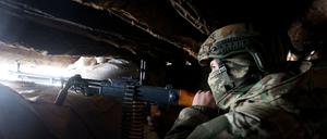 Ein ukrainischer Soldat an der Frontlinie (Symbolbild)