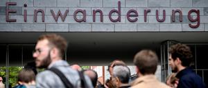 Menschen stehen vor dem Berliner Landesamt für Einwanderung. 