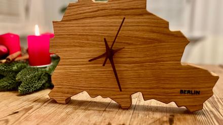 Eine Wanduhr in Berlin-Form aus massivem Holz, gefertigt von der Berliner Manufaktur dieBRETTmacher.