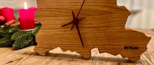 Eine Wanduhr in Berlin-Form aus massivem Holz, gefertigt von der Berliner Manufaktur dieBRETTmacher.
