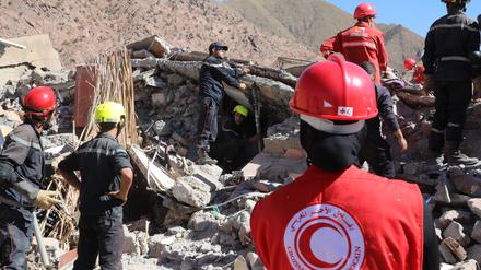Rettungskräfte suchen nach Überlebenden eines Erdbebens südlich von Marrakesch.