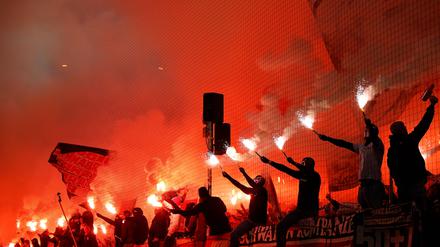 Die Strafen für Pyrotechnik im Stadion sind hoch und müssen von den Vereinen getragen werden. 