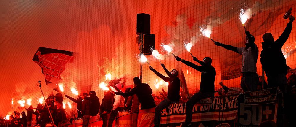 Die Strafen für Pyrotechnik im Stadion sind hoch und müssen von den Vereinen getragen werden.