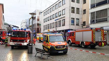 Einsatzkräfte von Feuerwehr und Rettungsdienst stehen in der Innenstadt am Einsatzort. Ein Lastwagen ist in der Passauer Innenstadt in eine Fußgängergruppe gefahren und hat dabei mehrere Menschen verletzt und eine Frau getötet. 
