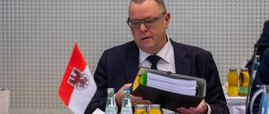 ARCHIV - 07.12.2023, Berlin: Michael Stübgen (CDU), Innenminister von Brandenburg, sitzt bei der Innenministerkonferenz (IMK). (zu dpa: «Brandenburgs Innenminister gibt bei Sicherheitslage keine Entwarnung») Foto: Christophe Gateau/dpa +++ dpa-Bildfunk +++
