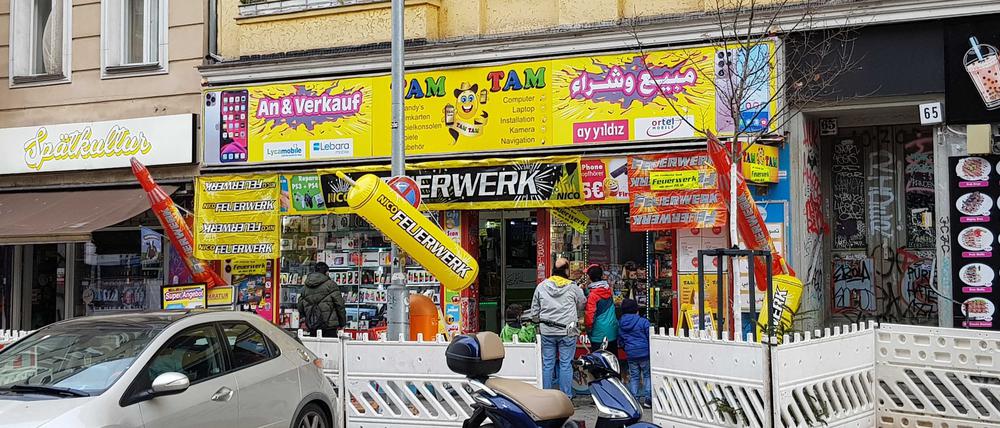 Neukölln vor Silvester: Feuerwerksverkauf in der Karl-Marx-Straße