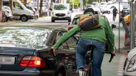 Kollision zwischen einem Radfahrer und einem Autofahrer.