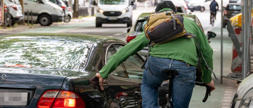 Kollision zwischen einem Radfahrer und einem Autofahrer.