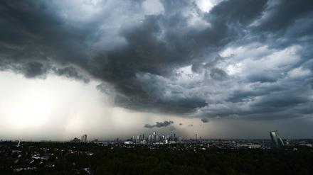 Wenn Wärme und Feuchtigkeit aufeinandertreffen, führt das oft zu Unwettern – wie hier im Juni 2023 über Frankfurt.