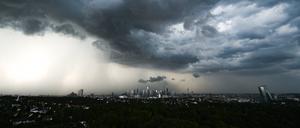 Wenn Wärme und Feuchtigkeit aufeinandertreffen, führt das oft zu Unwettern – wie hier im Juni 2023 über Frankfurt.