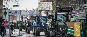 Mit einem Konvoi aus mehreren hundert Traktoren demonstrieren Landwirte und Landwirtinnen im Raum Siegen am Freitag gegen Einsparpläne der Ampelkoalition. 
