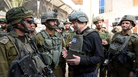 Israels Premier Benjamin Netanjahu bei einem Truppenbesuch im nördlichen Gazastreifen.