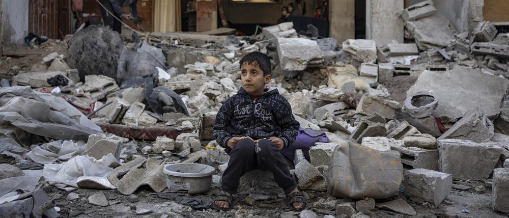 Ein palästinensischer Junge sitzt auf den Trümmern eines zerstörten Gebäudes nach einem israelischen Angriff in Rafah im südlichen Gazastreifen.