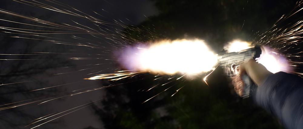 Längst neben Böllern und Raketen Teil von Silvesternächten: Feuerwerk, das mit einer Gaspistole abgeschossen wird.