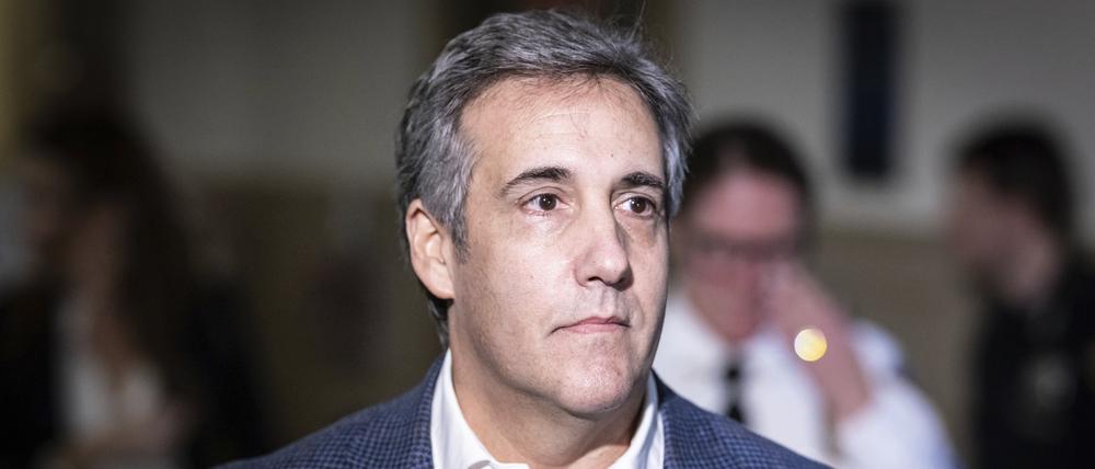 Michael Cohen, ehemaliger Anwalt von Trump, macht während des Prozesses gegen den ehemaligen US-Präsidenten Trump wegen Wirtschaftsbetrugs am New York Supreme Court eine Pause. Cohen hat vor Gericht zugegeben, mit Künstlicher Intelligenz Falschinformationen generiert und an seinen Anwalt weitergegeben zu haben.