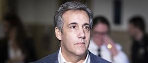 Michael Cohen, ehemaliger Anwalt von Trump, macht während des Prozesses gegen den ehemaligen US-Präsidenten Trump wegen Wirtschaftsbetrugs am New York Supreme Court eine Pause. Cohen hat vor Gericht zugegeben, mit Künstlicher Intelligenz Falschinformationen generiert und an seinen Anwalt weitergegeben zu haben. 