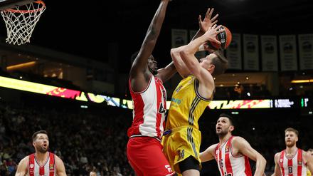 Justin Bean von Alba Berlin (gelbes Trikot) im Spiel gegen die Griechen. 