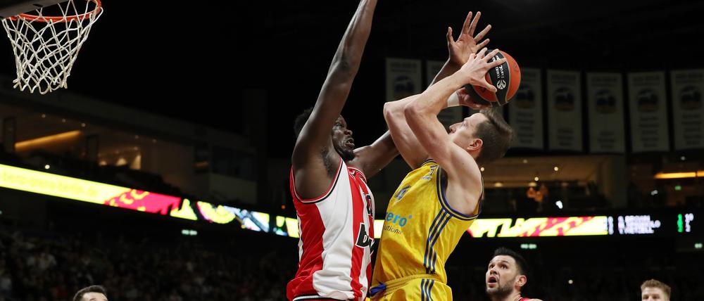 Justin Bean von Alba Berlin (gelbes Trikot) im Spiel gegen die Griechen.