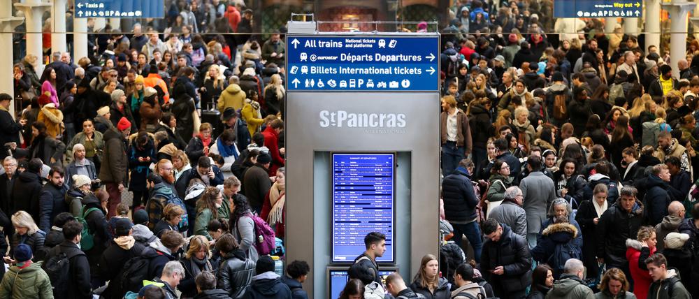 Britische Medien berichteten von frustrierten Eurostar-Reisenden am Bahnhof St. Pancras in London, deren Pläne für Silvester zu platzen drohten.