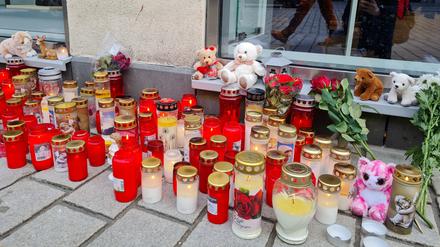Am Unfallort haben Menschen Kerzen und Kuscheltiere abgelegt. Eine 37-jährige Mutter und ihre elfjährige Tochter waren bei dem Unfall ums Leben gekommen.