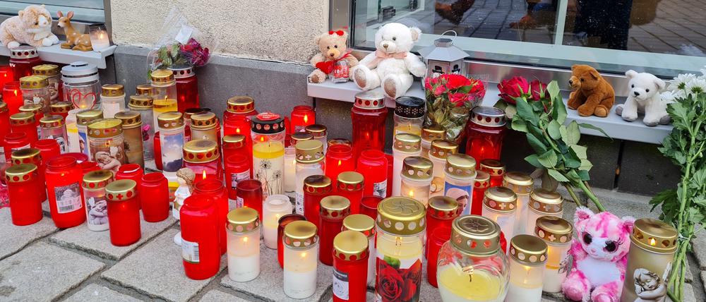 Am Unfallort haben Menschen Kerzen und Kuscheltiere abgelegt. Eine 37-jährige Mutter und ihre elfjährige Tochter waren bei dem Unfall ums Leben gekommen.
