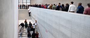 Wie viel Schlange braucht ein Museum? Das Pergamonmuseum, Publikumsmagnet der Preußenstiftung, wird grundsaniert und bleibt bis 2037 geschlossen. 