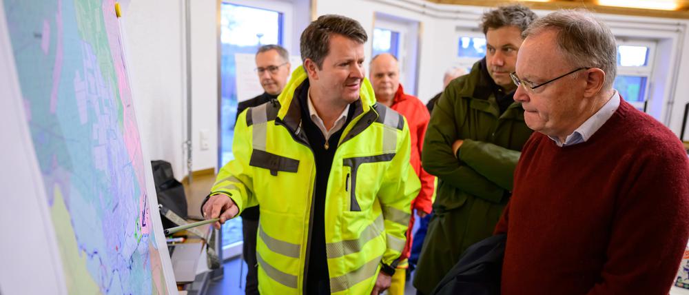 Beim Serengeti-Park in Hodenhagen: Lars Klingbeil (2. v. l.) und Stephan Weil (re.) machen sich ein Bild der Lage