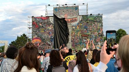Bei der Documenta fifitee wurde das wegen antisemitischer Bildinhalte kritisierte  Großbanner «People’s Justice» des indonesischen Künstlerkollektivs Taring Padi auf dem Friedrichsplatz abgehängt. 