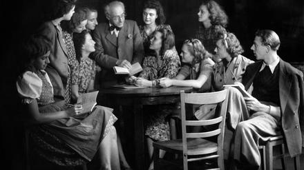 Der Theaterkritiker Hans Knudsen im Kreis von Studierenden der Schauspielschule am Deutschen Theater (1943).