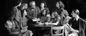 Der Theaterkritiker Hans Knudsen im Kreis von Studierenden der Schauspielschule am Deutschen Theater (1943).