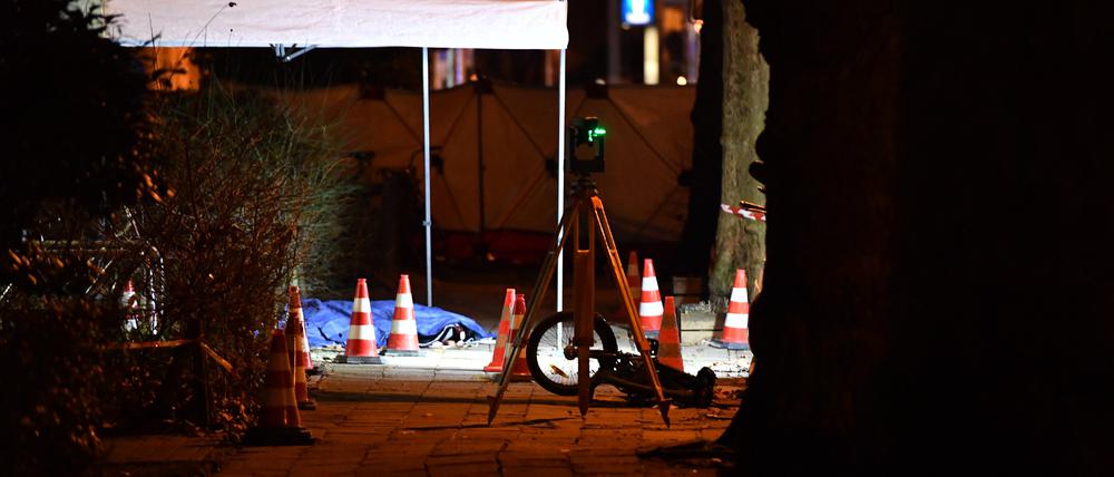 Passanten hatten das Opfer vor einem Hauseingang in der Vinetastraße gefunden.