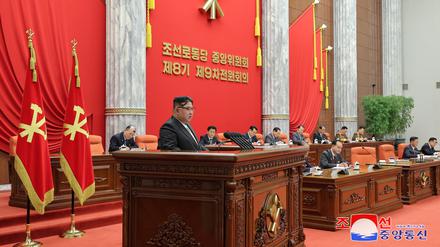 Der Machthaber in Nordkorea bei einer mehrtägigen Parteisitzung in der Hauptstadt Pjöngjang:  Kim Jong Un.