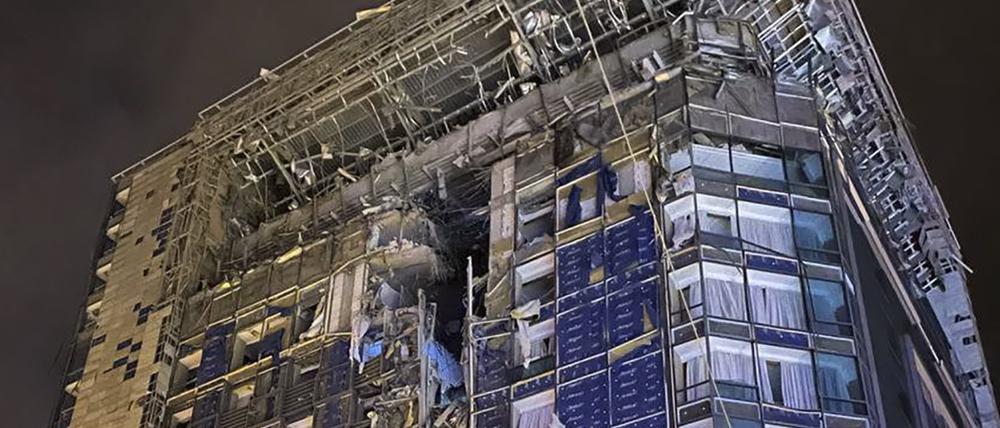 Auf diesem von der Regionalverwaltung Charkiw über AP zur Verfügung gestellten Foto ist das beschädigte Charkiw Palace Hotel nach einem russischen Raketenangriff zu sehen. 