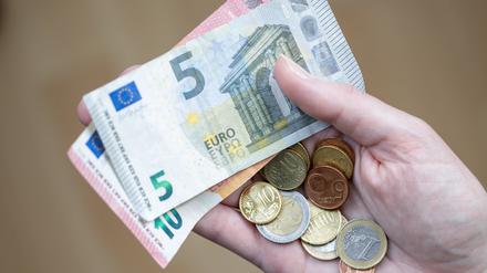 Der Kampf gegen steigende Verbraucherpreise gehört einer Umfrage zufolge für viele zu den wichtigsten Aufgaben der Politik im neuen Jahr.