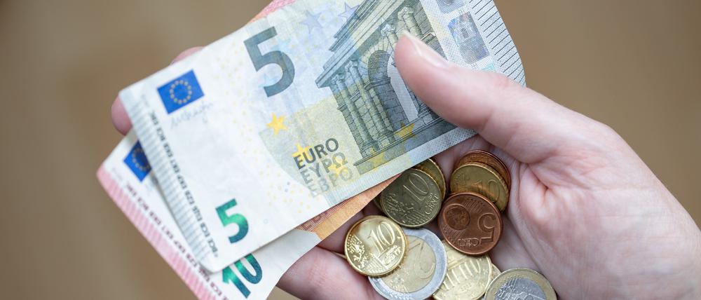 Der Kampf gegen steigende Verbraucherpreise gehört einer Umfrage zufolge für viele zu den wichtigsten Aufgaben der Politik im neuen Jahr.