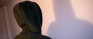 19.12.2023, Niedersachsen, -: Eine Ausstiegshelferin, die nicht erkannt werden möchte, steht in einem Raum vor einer Wand, auf die ein Schatten fällt. Das Programm «Distance - Ausstieg Rechts» bietet in Niedersachsen Beratungsangebote für Menschen an, die aus der rechten Szene aussteigen wollen. (zu dpa "«Jeder Nazi weniger ist gut» - Die Arbeit einer Ausstiegshelferin") Foto: -/dpa +++ dpa-Bildfunk +++