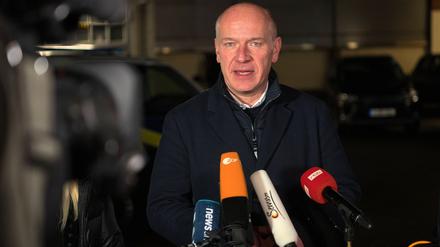 31.12.2023, Berlin: Kai Wegner (CDU), Regierender Bürgermeister, spricht nach einem Besuch der Polizeiwache an der Sonnenallee zu Journalisten. Foto: Paul Zinken/dpa +++ dpa-Bildfunk +++