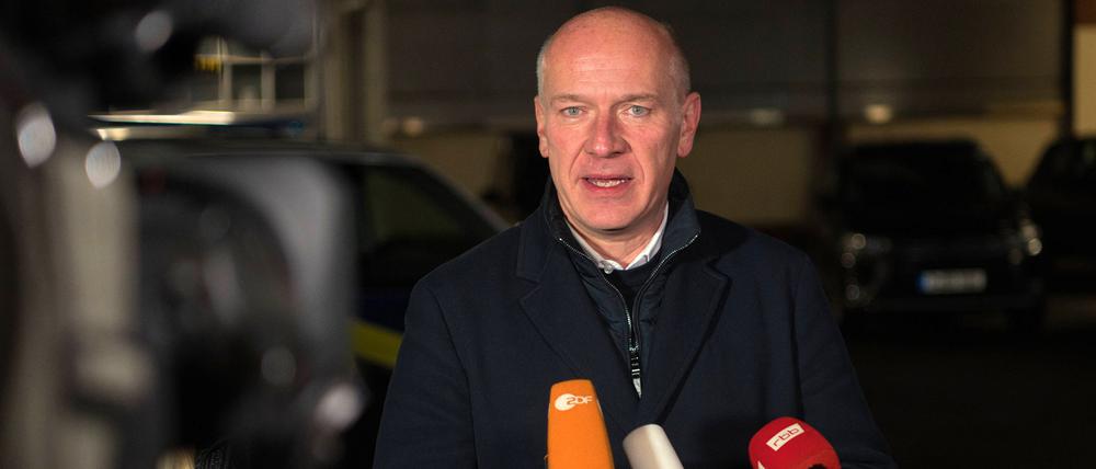 31.12.2023, Berlin: Kai Wegner (CDU), Regierender Bürgermeister, spricht nach einem Besuch der Polizeiwache an der Sonnenallee zu Journalisten. Foto: Paul Zinken/dpa +++ dpa-Bildfunk +++